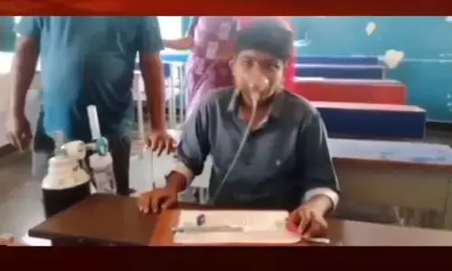 పట్టుదలకు అడ్డురాని అనారోగ్యం.. ఆక్సిజన్ సిలిండర్‌, మాస్క్‌తో పరీక్ష రాసిన విద్యార్థులు