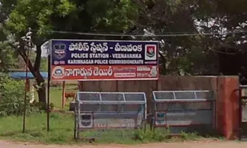 ఖాకీల అత్యుత్సాహం.. అమాయకులపై లాఠీతో ప్రతాపం
