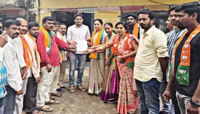 ప్రభుత్వం ఇచ్చిన హామీలు తక్షణమే అమలు చేయాలి ప్రభుత్వం ఇచ్చిన హామీలు తక్షణమే అమలు చేయాలి