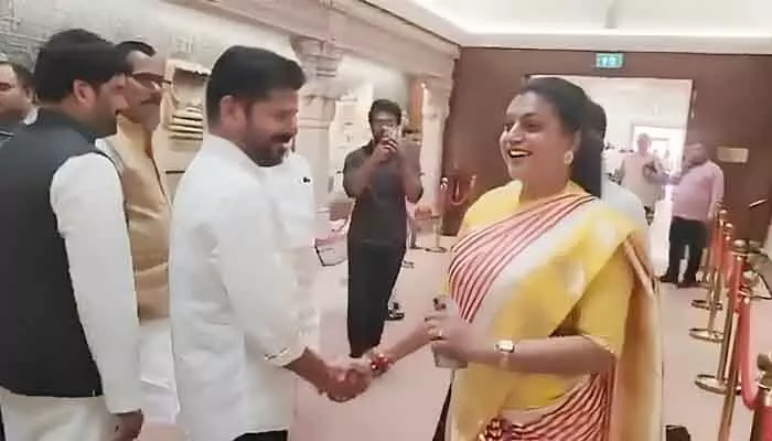VIRAL: ఢిల్లీలో ఆసక్తికర దృశ్యం.. సీఎం రేవంత్, రోజా షేక్హ్యాండ్ VIRAL: ఢిల్లీలో ఆసక్తికర దృశ్యం.. సీఎం రేవంత్, రోజా షేక్హ్యాండ్