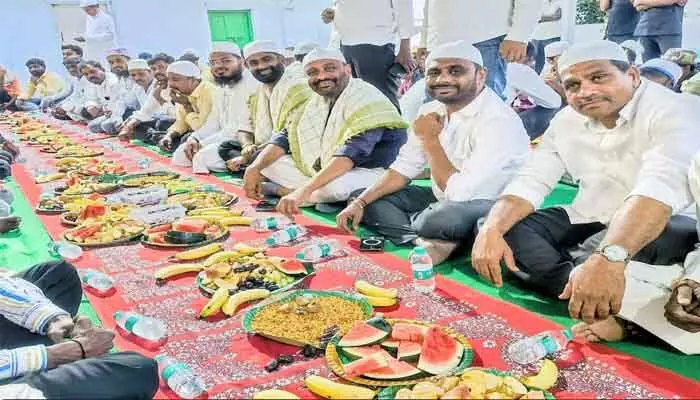 ఇఫ్తార్ విందులు మతసామరస్యానికి ప్రతీకలు ఇఫ్తార్ విందులు మతసామరస్యానికి ప్రతీకలు