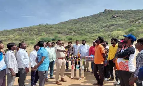 యువ‌త చ‌దువుతో పాటు క్రీడ‌ల్లో రాణించాలి : ఎస్సై కురుమ‌య్య‌