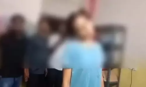 పండుగ వేళ విషాదం.. విద్యార్థిని ఆత్మ‌హ‌త్య