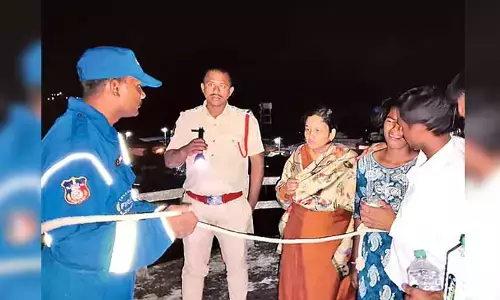 వాటర్ ట్యాంక్ ఎక్కిన బాలికను కాపాడిన సబ్ కలెక్టర్ కిరణ్మయి