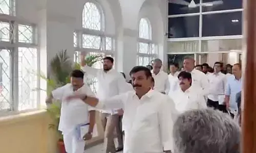 కొనసాగుతోన్న భట్టి బడ్జెట్ ప్రసంగం.. చెవిలో పువ్వు పెట్టుకుని BRS ఎమ్మెల్యేల వాకౌట్