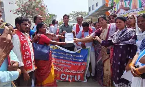 మంత్రి వాకిటి శ్రీహ‌రి ఇంటి ముందు ఆశా వ‌ర్క‌ర్లు ధ‌ర్నా