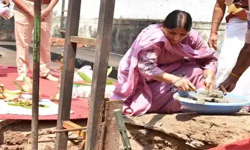 హైడ్రాలిక్ లిఫ్ట్ తో పోలీస్ వాహనాల మరమ్మత్తులు వేగవంతం