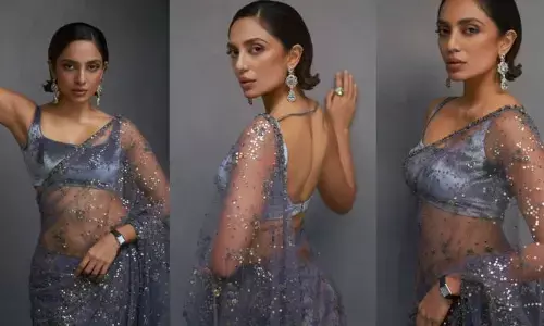 Sobhita Dhulipala: చీరలో.. స్లీవ్‌లెస్ బ్లౌజ్‌లో నడుము అందాలు హైలైట్
