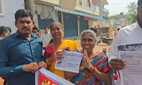 యువకుడిని ఢీ కొట్టిన స్కూల్ వ్యాన్