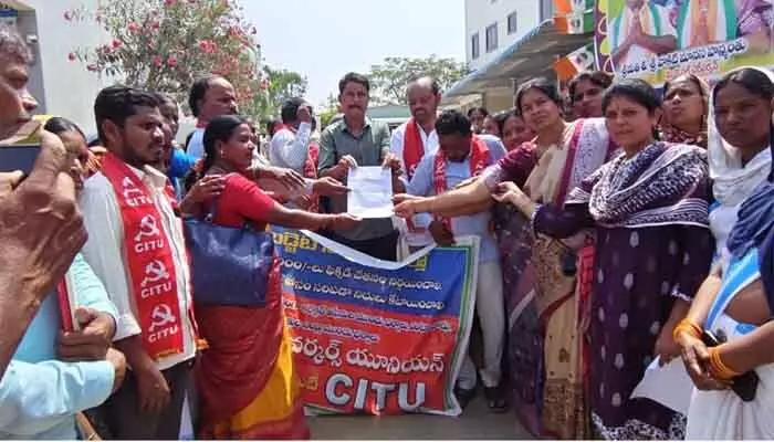 మంత్రి వాకిటి శ్రీహరి ఇంటి ముందు ఆశా వర్కర్లు ధర్నా మంత్రి వాకిటి శ్రీహరి ఇంటి ముందు ఆశా వర్కర్లు ధర్నా
