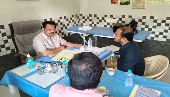విధుల్లో నిర్లక్ష్యం వహిస్తే చర్యలు తప్పవు : జిల్లా వైద్యాధికారి రవీందర్ గౌడ్ విధుల్లో నిర్లక్ష్యం వహిస్తే చర్యలు తప్పవు : జిల్లా వైద్యాధికారి రవీందర్ గౌడ్