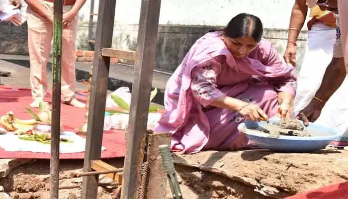 హైడ్రాలిక్ లిఫ్ట్ తో పోలీస్ వాహనాల మరమ్మత్తులు వేగవంతం హైడ్రాలిక్ లిఫ్ట్ తో పోలీస్ వాహనాల మరమ్మత్తులు వేగవంతం