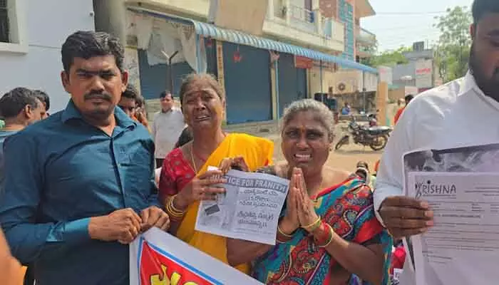 యువకుడిని ఢీ కొట్టిన స్కూల్ వ్యాన్ యువకుడిని ఢీ కొట్టిన స్కూల్ వ్యాన్