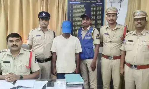 ప్రేమ పేరుతో వేధింపులు.. యువ‌తి ఆత్మ‌హ‌త్య