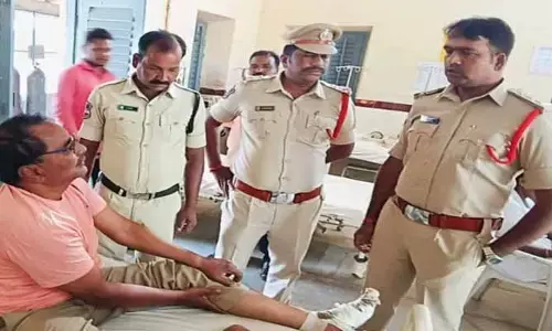 విధుల‌కు వెళ్తూ గాయ‌ప‌డిన ఏఎస్ఐ