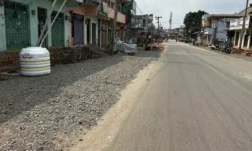 న‌త్త‌న‌డ‌క‌న రోడ్డు వెడ‌ల్పు ప‌నులు