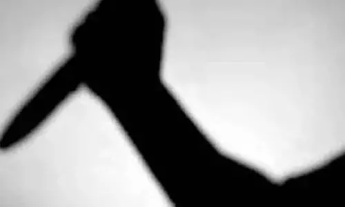 యువతి పై కత్తితో దాడి చేసిన యువకుడు
