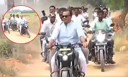రైతు కోసం.. బైక్‌పై మంత్రి!