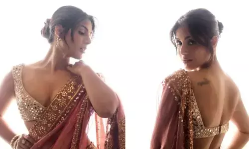 Samyuktha Menon: పింక్ కలర్ డిజైనర్ చీరలో ఫ్రంట్ అండ్ బ్యాక్ అందాలతో రెచ్చగొడుతోంది