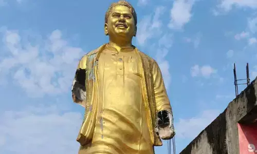 మాజీ మంత్రి గుడివాడ గురునాథరావు విగ్రహం ధ్వంసం.. తీవ్ర ఉద్రిక్తత