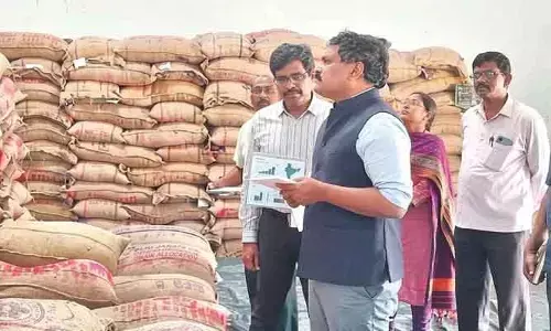 ధాన్యం ఆన్‌లోడ్​చేయకుండా మిల్లర్ల ఆలస్యం చేయవద్దు: కమిషనర్​స్టీఫెన్​రవీంద్ర