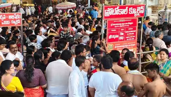 భక్తులతో కిటకిటలాడిన భద్రాద్రి భక్తులతో కిటకిటలాడిన భద్రాద్రి