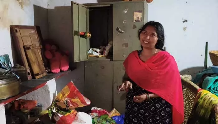 రేకులపల్లిలో భారీ చోరీ రేకులపల్లిలో భారీ చోరీ