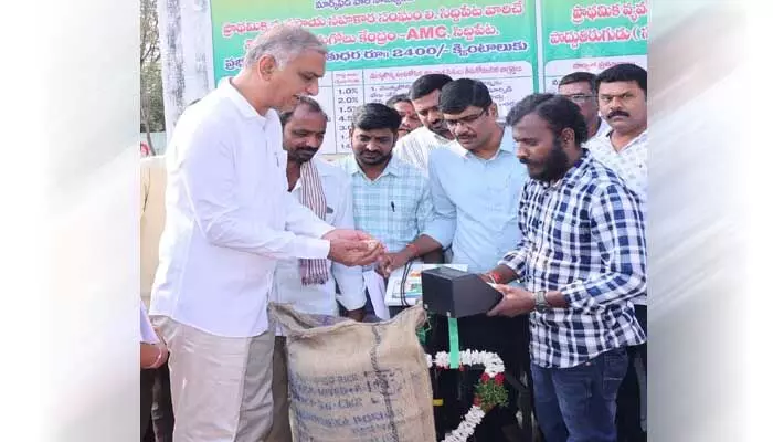 బీఆర్ఎస్ పోరాటం ఫలితంగానే కొనుగోలు కేంద్రాలు ప్రారంభం : హరీశ్ రావు బీఆర్ఎస్ పోరాటం ఫలితంగానే కొనుగోలు కేంద్రాలు ప్రారంభం : హరీశ్ రావు