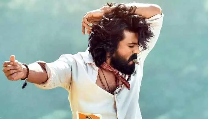 ‘పెద్ది’ సినిమాలో ఐటెమ్ సాంగ్లో కనిపంచనున్న క్రేజీ బ్యూటీ.. నెట్టింట పోస్టులు వైరల్ ‘పెద్ది’ సినిమాలో ఐటెమ్ సాంగ్లో కనిపంచనున్న క్రేజీ బ్యూటీ.. నెట్టింట పోస్టులు వైరల్