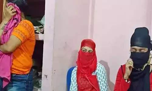 లాడ్జిలపై దాడులు... నలుగురు మహిళలు, 15 మంది యువకుల అరెస్ట్