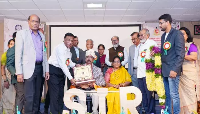 శిరందాస్ శ్రీనివాస్కు జీవిత సాఫల్య పురస్కారం.. కాకర్ల సుబ్బారావు శతజయంతి వేళ అరుదైన గౌరవం శిరందాస్ శ్రీనివాస్కు జీవిత సాఫల్య పురస్కారం.. కాకర్ల సుబ్బారావు శతజయంతి వేళ అరుదైన గౌరవం