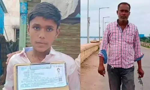తండ్రి మరణం... కన్నీటితో పది పరీక్షకు హాజరైన కొడుకు