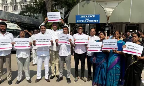 ఫీజు రీయింబర్స్‌మెంట్ విడుదల చేయాలని అసెంబ్లీ ఆవరణలో బీఆర్ఎస్ ఎమ్మెల్యేల నిరసన