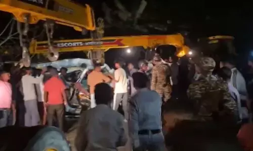 ఘోర ప్రమాదం: అంబులెన్స్-ట్రక్కు ఢీకొన్న ఘటనలో ఏడుగురు మృతి