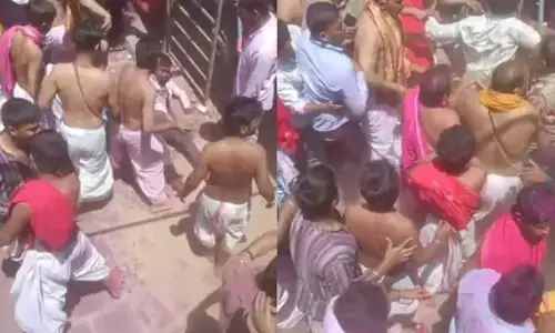 భక్తులను దారుణంగా చితకబాదిన పూజారులు.. ఏమైందంటే?