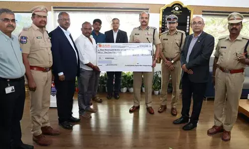 కానిస్టేబుల్ కుటుంబానికి ఆర్థిక భరోసా.. డీజీపీ చేతుల మీదుగా రూ. కోటి బీమా చెక్కు అందజేత