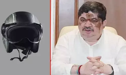 వాహనాలతో పాటు హెల్మెట్లు కచ్చితంగా ఇవ్వాలి: డీలర్లకు మంత్రి పొన్నం ఆదేశం