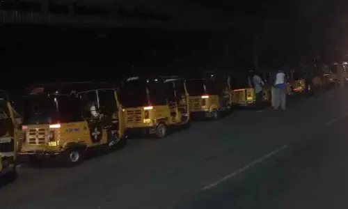 గ్యాస్ కోసం బారులు తీరిన ఆటోలు