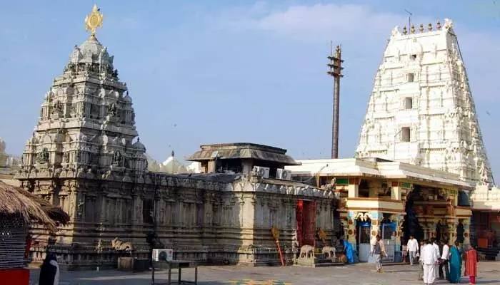 శ్రీకాళహస్తీశ్వర స్వామి దేవస్థానంలో కఠిన ఆంక్షలు శ్రీకాళహస్తీశ్వర స్వామి దేవస్థానంలో కఠిన ఆంక్షలు