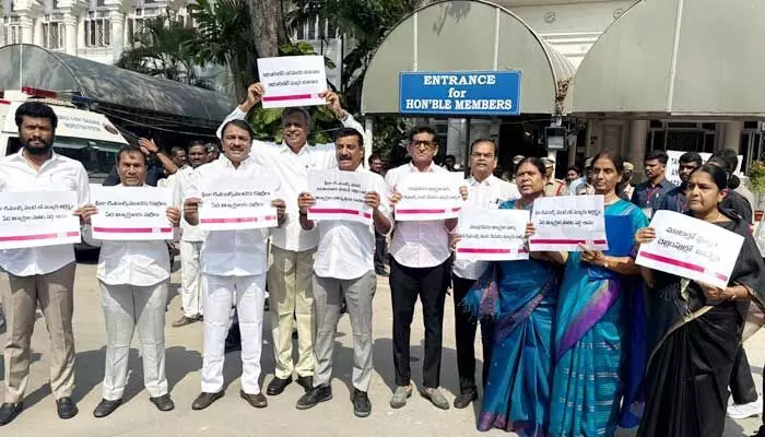 BRS: విద్యార్థులు చదువుకు దూరం అవుతున్నారు BRS: విద్యార్థులు చదువుకు దూరం అవుతున్నారు