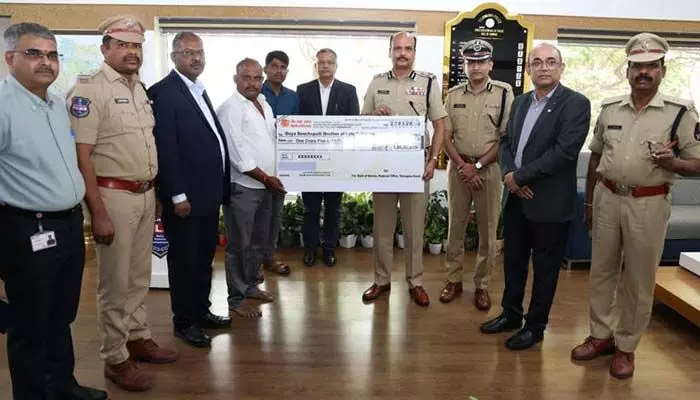 కానిస్టేబుల్ కుటుంబానికి ఆర్థిక భరోసా.. డీజీపీ చేతుల మీదుగా రూ. కోటి బీమా చెక్కు అందజేత కానిస్టేబుల్ కుటుంబానికి ఆర్థిక భరోసా.. డీజీపీ చేతుల మీదుగా రూ. కోటి బీమా చెక్కు అందజేత