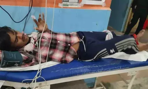 గురుకుల పాఠశాల విద్యార్థికి పాముకాటు