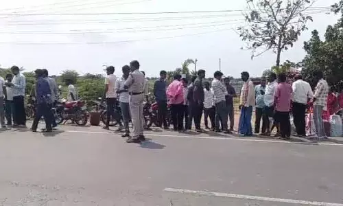 తప్పని గ్యాస్ తిప్పలు.. ఏజెన్సీ ఎదుట బారులు