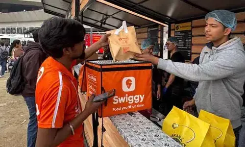 జొమాటో బాటలోనే స్విగ్గీ.. ప్లాట్ ఫారమ్ ఫీజు పెంపు