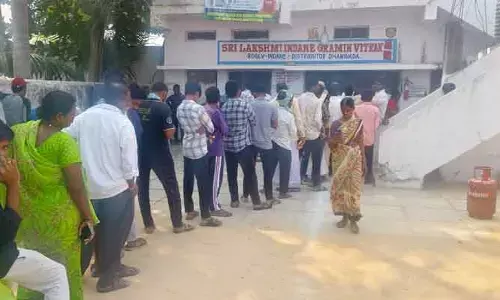 పోలీస్ పహార మధ్య సిలిండర్ల పంపిణీ