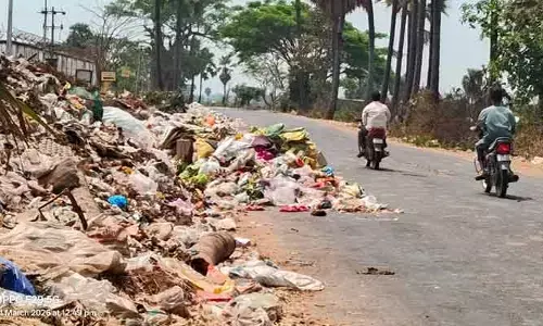 బాబోయ్ వాసన.. ఆ మార్గంలో వెళ్ళాలంటే నరకయాతన