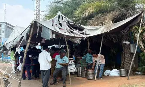 పేదవాడి ఆకలి తీర్చే చోట అతుకుల బతుకు