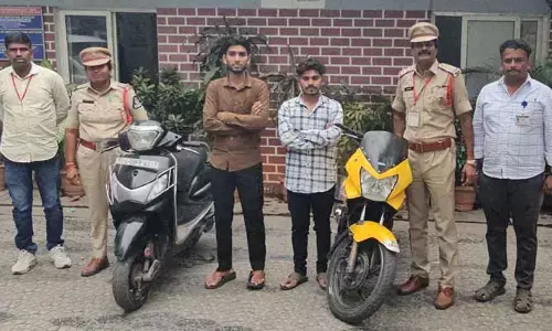 సోషల్ మీడియా రీల్స్.. సెక్రటేరియట్ వద్ద బైక్ స్టంట్స్ చేసిన ఇద్దరి అరెస్ట్