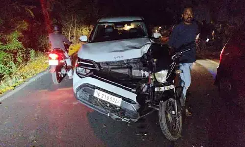 బైక్ ను ఢీ కొట్టిన కారు..  వ్యక్తి పరిస్థితి విషమం