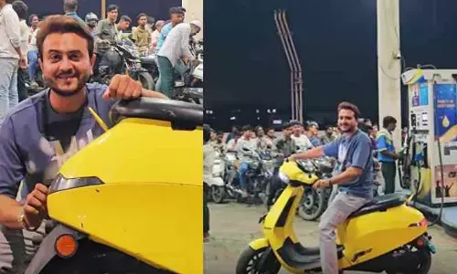 బంక్ వద్ద క్యూ..ట్రోల్ చేసిన‌ ఎల‌క్ట్రిక్ బైక‌ర్‌, వీడియో వైరల్